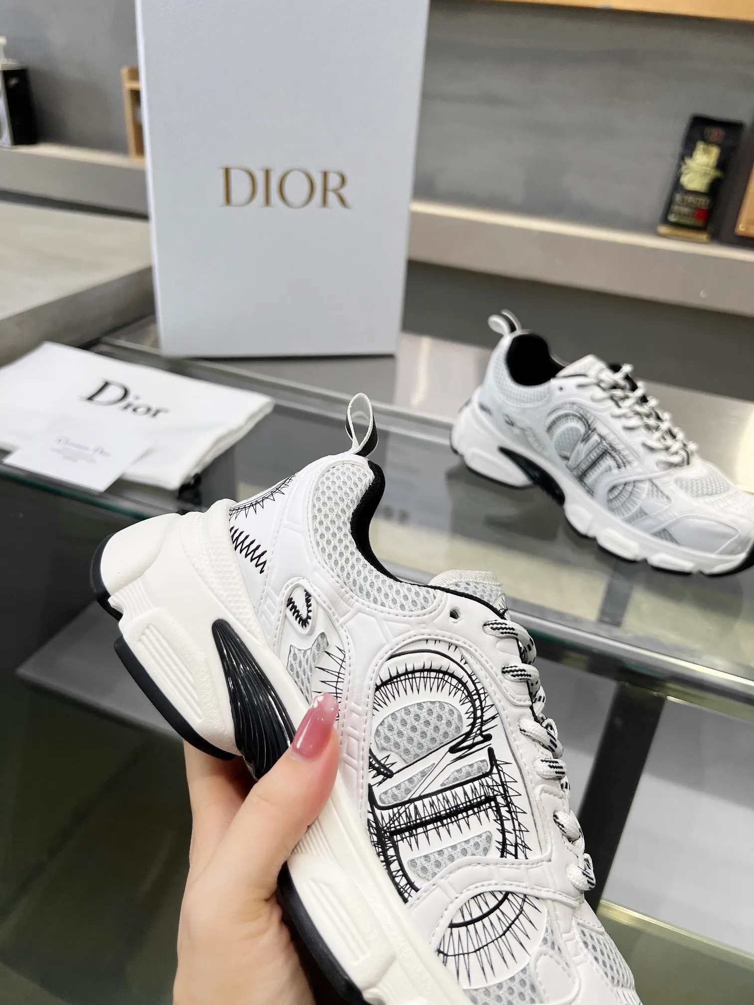 👟👟Ex-factory price 600👟👟 Women's shoes, women's clothing, women's shoes, women's clothing 2024's latest hot model Reba's brand new CHRONO shoes, the same model as Dior's DIOR, have a large amount of silver glossy structure and gray mesh material. The rebound of the sole has also been improved. The ultra-light outsole feels great👍👍👍. It has been increased by 5 centimeters. The recently popular thick-soled style makes you fall in love with it at first glance. The size is 35-40.
